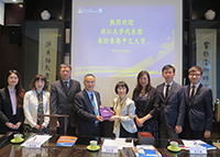 Prof. Fanny Cheung (fourth from right), Pro-Vice-Chancellor of CUHK presents a souvenir to Prof. Song Yonghua , Provost of Zhejiang University (fourth from left)